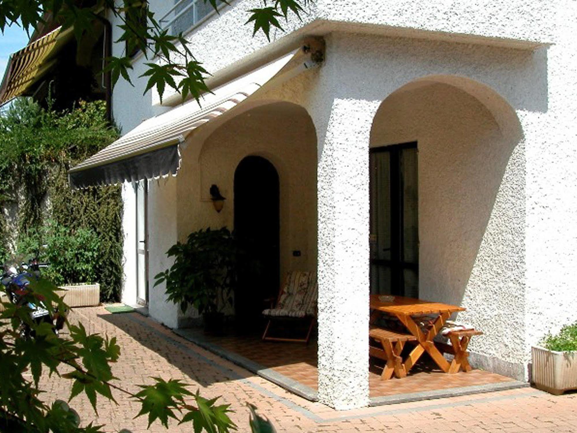 B&B Villa Monterosa Con Piscina Castronno Exterior photo