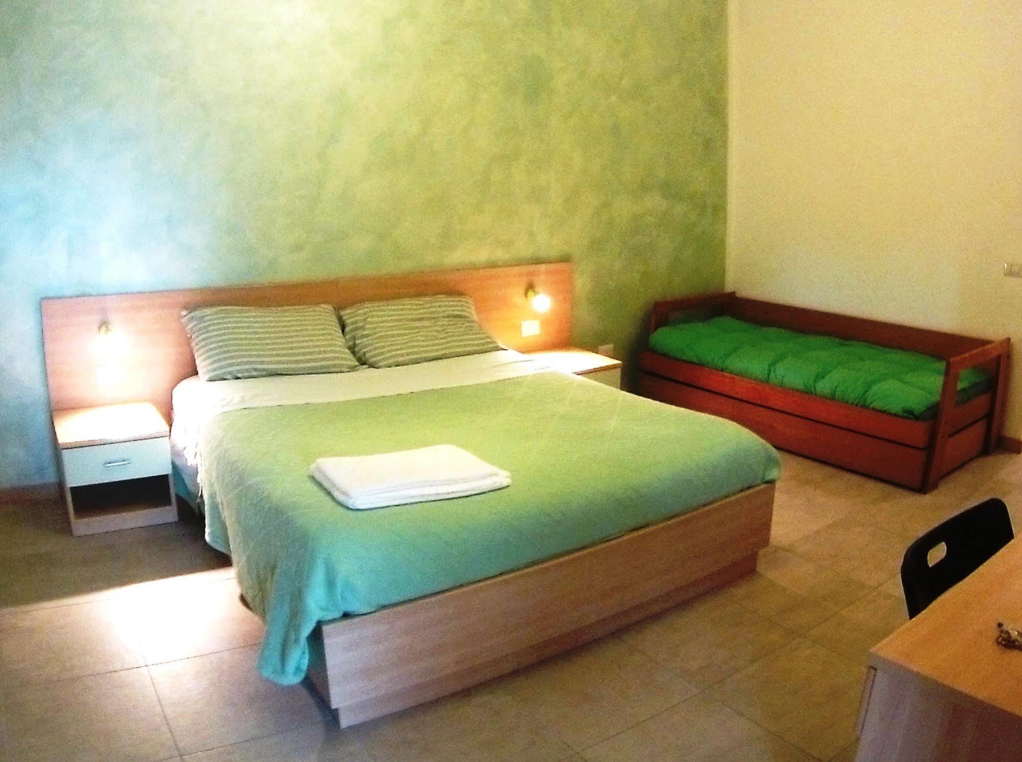B&B Villa Monterosa Con Piscina Castronno Exterior photo